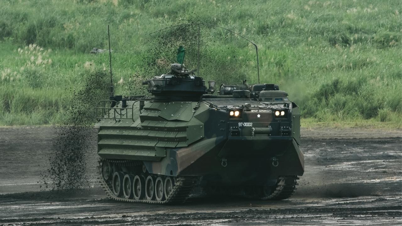 陸上自衛隊　車両走行