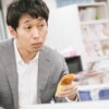 チキンでコミュニケーションをとる男性